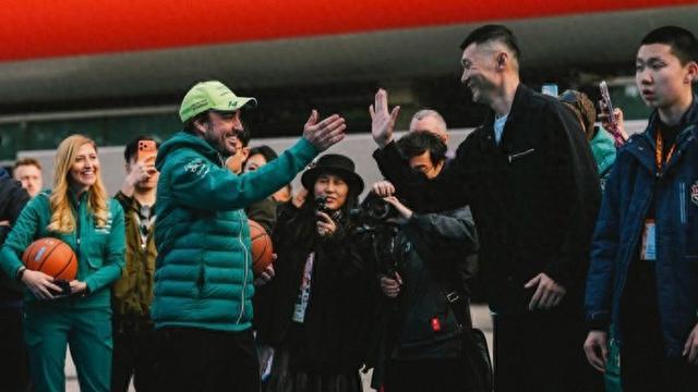 娱乐平台-王牌对王牌！上海球迷挂念的刘炜和F1世界冠军阿隆索打篮球，谁会赢？